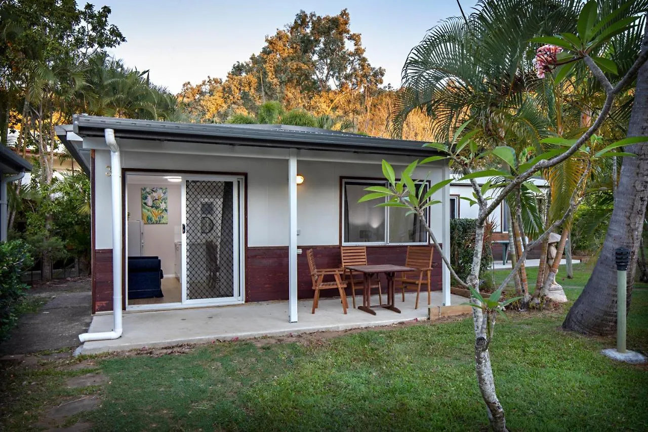 Bush Village Holiday Cabins Airlie Beach 3*,  Australia