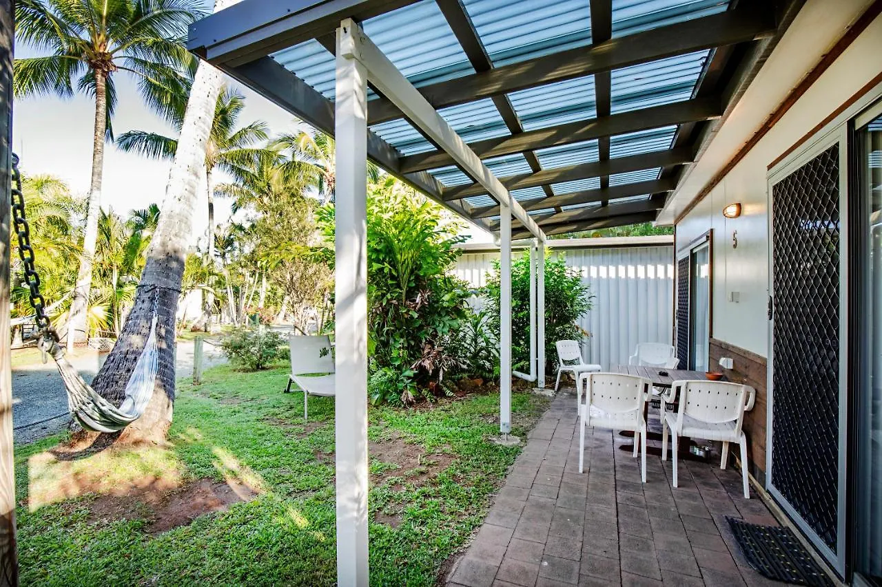 Bush Village Holiday Cabins Airlie Beach 3*,  Australia