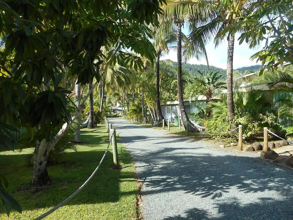 Bush Village Holiday Cabins Airlie Beach 3*,  Australia