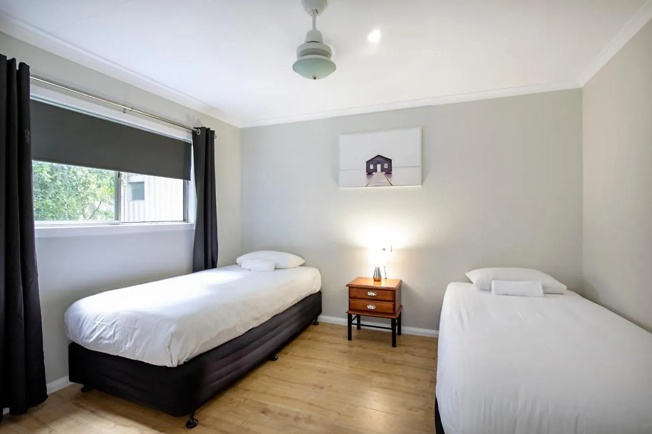 Bush Village Holiday Cabins Airlie Beach 3*,